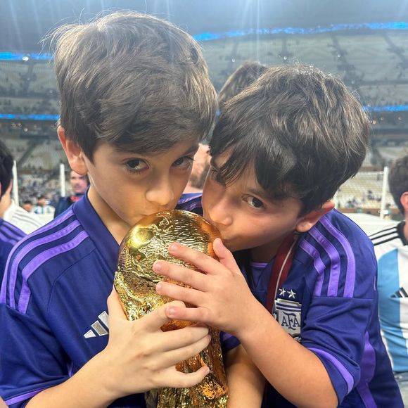 Antonela Roccuzzo transformou o aniversário de Lionel Messi em uma celebração familiar ao revelar registros inéditos e uma declaração cheia de afeto.