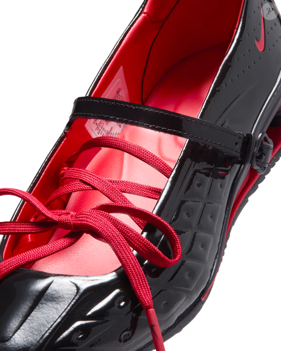 Com acabamento envernizado e detalhe de laço, os Nike Shox Z Calistra x LABELHOOD apostam em uma estética delicada e nada convencional