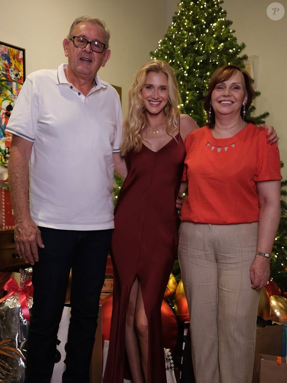 Mulher de Ronaldo, Celina Locks não dispensou o vestido em tom de vermelho e posou com os pais no Natal 2025