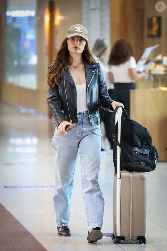 Raio-x do aerolook de Isis Valverde: atriz escolheu uma jaqueta de couro preta combinada com regata clara e calça jeans de lavagem mais suave