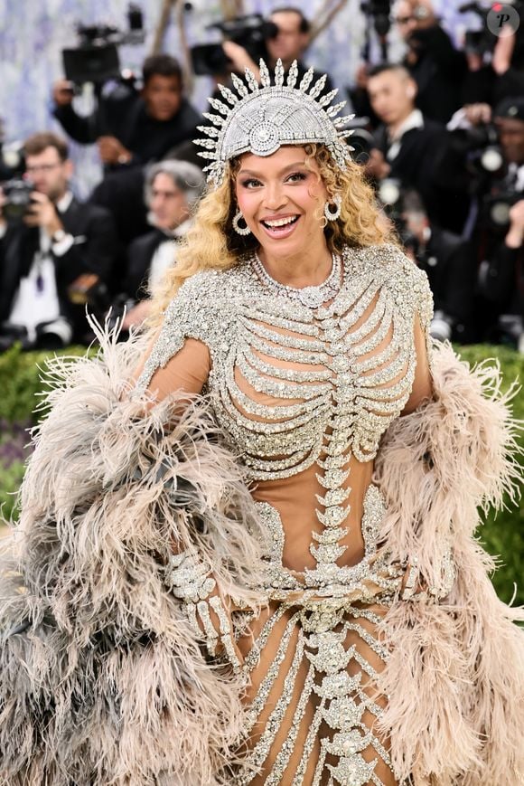 Retorno de Beyoncé ao Met Gala 2026 impressiona com look arquitetônico e silhueta marcada