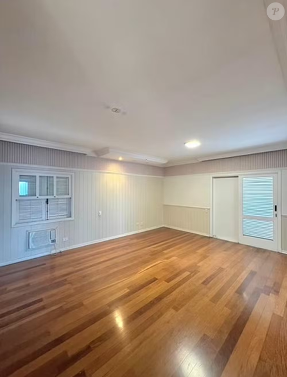 O imóvel conta com três suítes, todas equipadas com closet, além de uma suíte master que dispõe de hidromassagem.