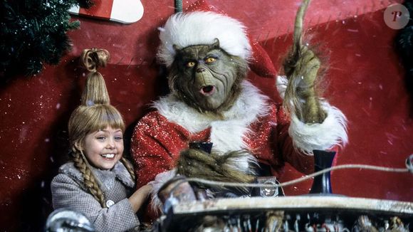 Irreconhecível em 'O Grinch' (2000), Jim Carrey marcou os filmes natalinos com o personagem turrão