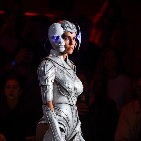 Look de Deborah incorpora estética sci-fi e provocações sobre o corpo e a tecnologia, um dos temas centrais do desfile.