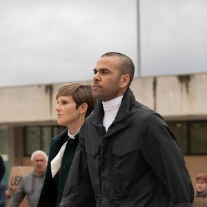 Daniel Alves conseguiu o direito de responder em liberdade e deixou a cadeia após 14 meses de prisão, em março de 2024. Um ano depois, Supremo anulou sua condenação