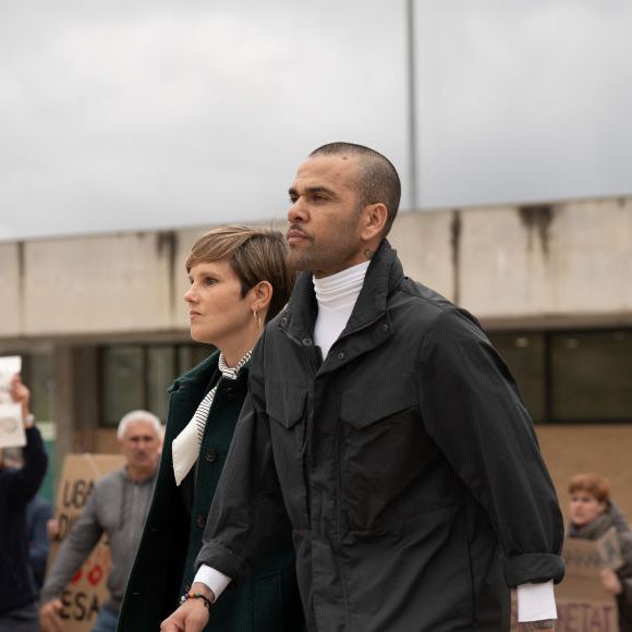 Daniel Alves conseguiu o direito de responder em liberdade e deixou a cadeia após 14 meses de prisão, em março de 2024. Um ano depois, Supremo anulou sua condenação