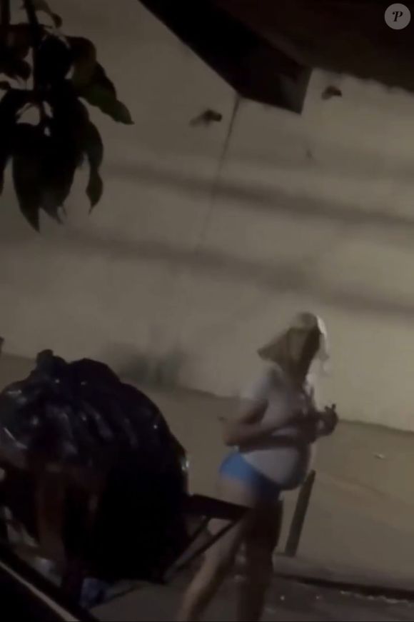 Pastor aparece de peruca loira e calcinha em frente a um bar