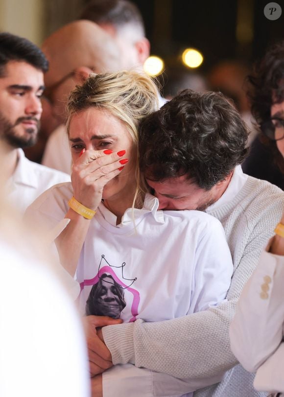 Carolina Dieckmmann chorou bastante no velório de Preta Gil