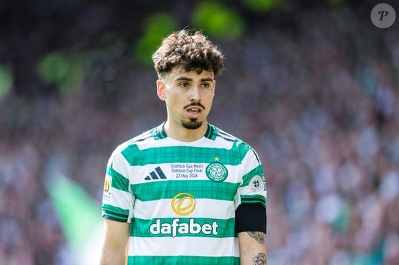 Sebastian Tounekti é um ponta-esquerda tunisino de 23 anos (nascido na Noruega) que joga pelo clube escocês Celtic F.C.. Na Copa do Mundo de 2026, ele foi convocado e representa a Seleção da Tunísia