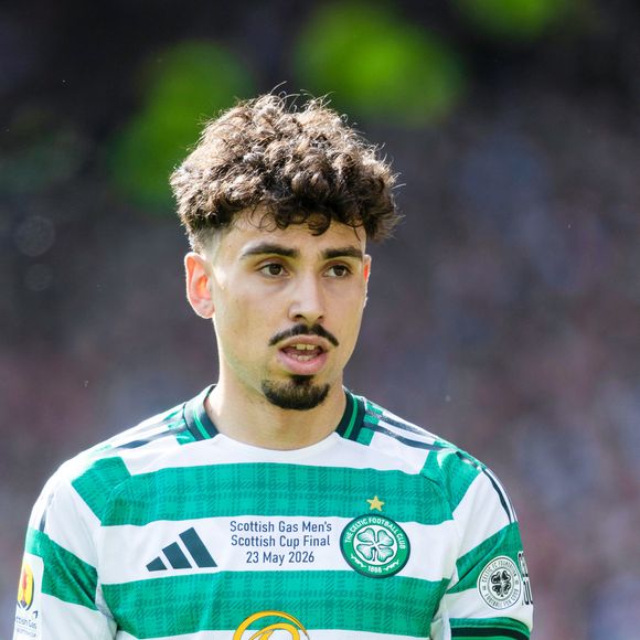 Sebastian Tounekti é um ponta-esquerda tunisino de 23 anos (nascido na Noruega) que joga pelo clube escocês Celtic F.C.. Na Copa do Mundo de 2026, ele foi convocado e representa a Seleção da Tunísia