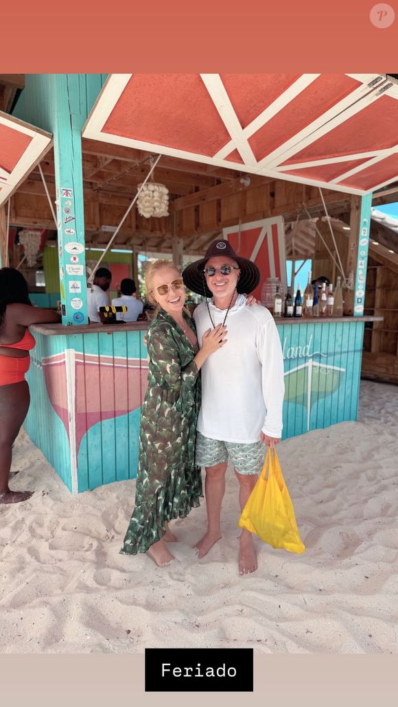 Angélica e Luciano Huck curtiram juntos os dias na praia