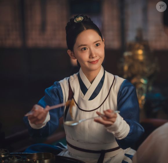 O que poucos perceberam é que, por trás dos trajes de época do dorama, YoonA tem um corpo magro e definido