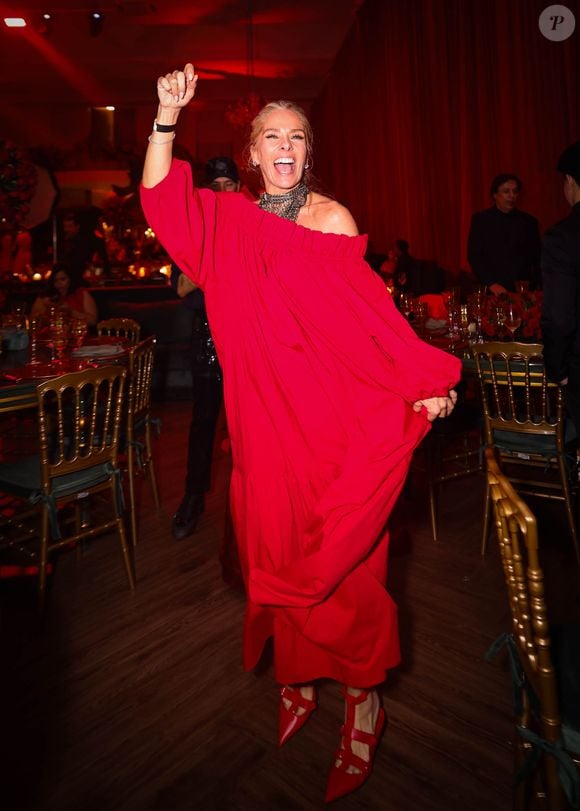 Adriane Galisteu apostou num look todo combinado, desde o vestido vermelho até o sapato.