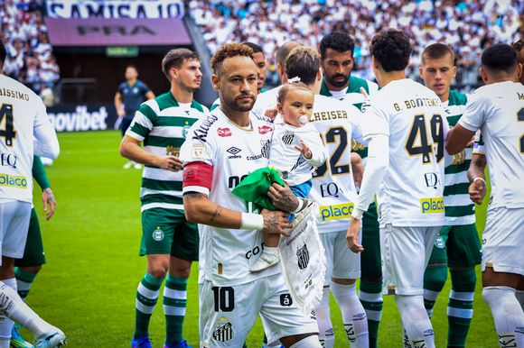 Neymar entrou em campo com Mel no colo e Mavie ao lado de Bruna Biancardi antes de jogo turbulento do Santos no Campeonato Brasileiro