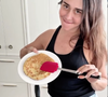 Alessandra Negrini cozinha a panqueca lentamente em fogo baixo até que ela esteja dourada de ambos os lados