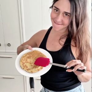 Alessandra Negrini cozinha a panqueca lentamente em fogo baixo até que ela esteja dourada de ambos os lados