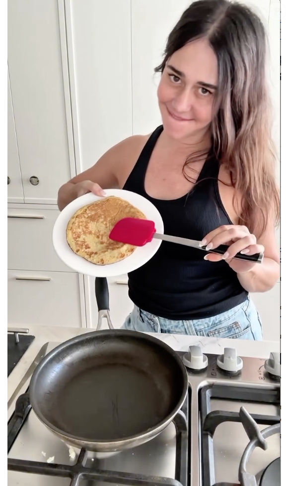 Alessandra Negrini cozinha a panqueca lentamente em fogo baixo até que ela esteja dourada de ambos os lados