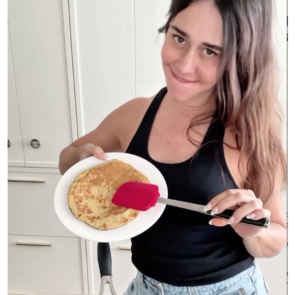 Alessandra Negrini cozinha a panqueca lentamente em fogo baixo até que ela esteja dourada de ambos os lados