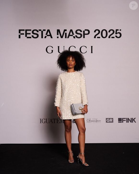 O look míni de Agnes Nunes para evento da Gucci: cantora escolheu vestido branco com lantejoulas