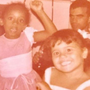 Viviane Araújo em foto criança com a prima.