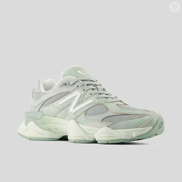 A New Balance aposta em uma estética coquette sem abrir mão do streetwear e apresenta os 9060 como uma das versões mais sofisticadas da linha nos últimos tempos