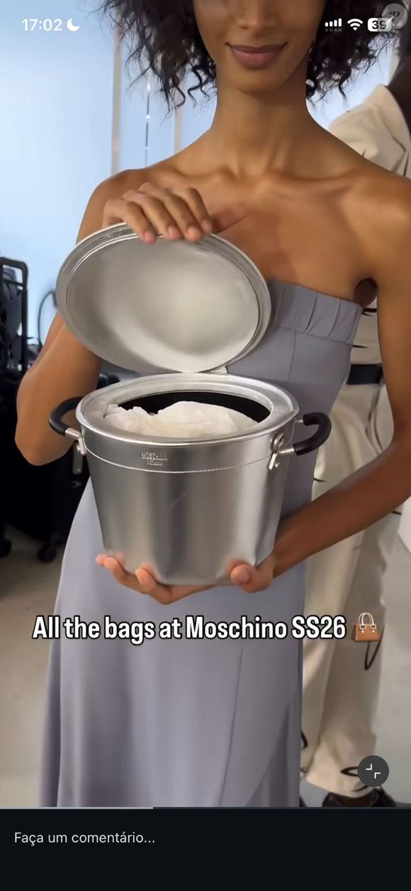 De saco de batata a panela de luxo: Moschino aposta na Arte Povera para reinventar materiais do cotidiano