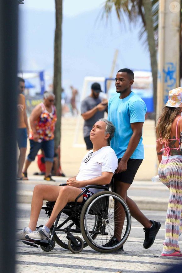 No auge após 'Vamp' e 'Deus nos Acuda', Flávio Silvino viajava pelo país divulgando seu disco quando teve o carro atingido por um carro-forte