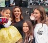 Mavie surgiu vestida de Branca de Neve, enquanto Mel apareceu com uniforme do Santos escrito 'Papai' para prestigiar Neymar