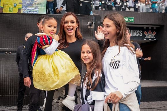 Mavie surgiu vestida de Branca de Neve, enquanto Mel apareceu com uniforme do Santos escrito 'Papai' para prestigiar Neymar