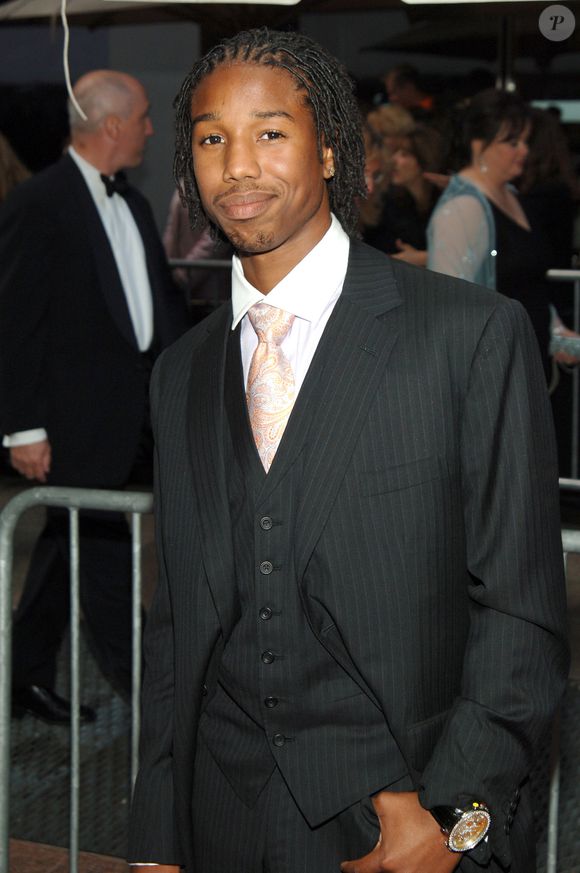 Ainda de tranças, Michael B. Jordan começou a usar um bigodinho tímido antes de fazer uma grande transformação