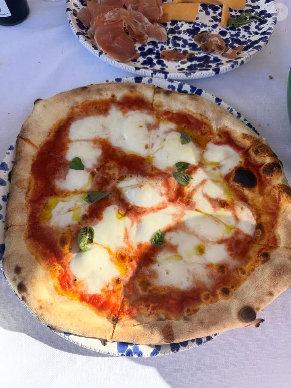 Na Itália, Bruna Marquezine se deliciou com uma pizza vegetariana