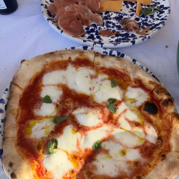 Na Itália, Bruna Marquezine se deliciou com uma pizza vegetariana