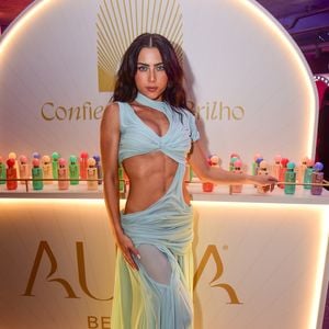 Jade Picon é exemplo de abdômen trincado
