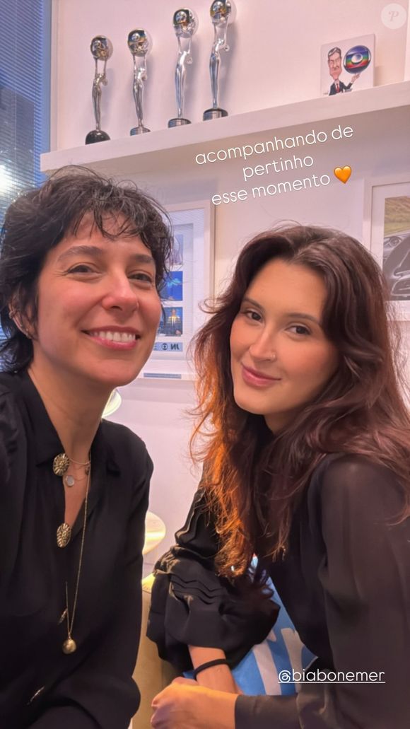 Filha de William Bonner e Fátima Bernardes, Beatriz Bonemer teve a companhia da madrasta, Natasha Dantas, ao assistir da Globo o 'Jornal Nacional' quando o pai revelou sua saída da bancada