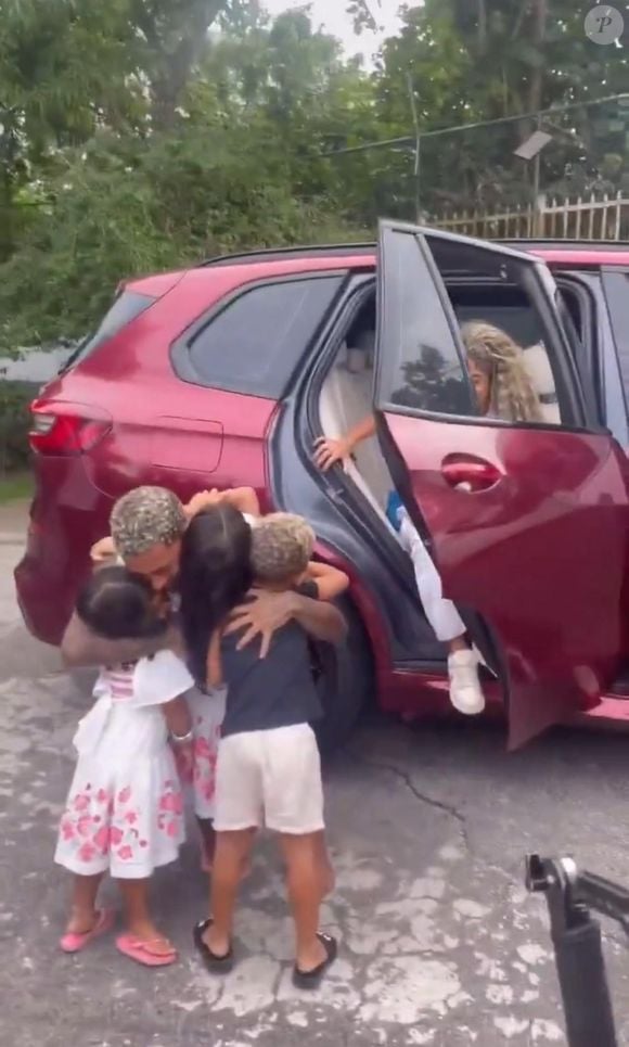 Vídeo emocionante mostra abraço de MC Poze com os filhos com Vivi Noronha, após tempo na prisão