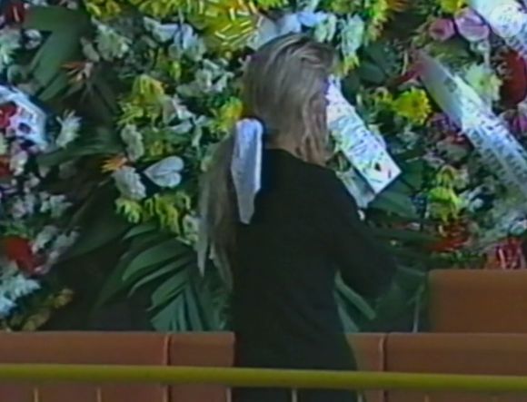 Adriane Galisteu e Xuxa ficaram lado a lado por alguns minutos sem trocarem nem olhares durante o sepultamento de Ayrton Senna