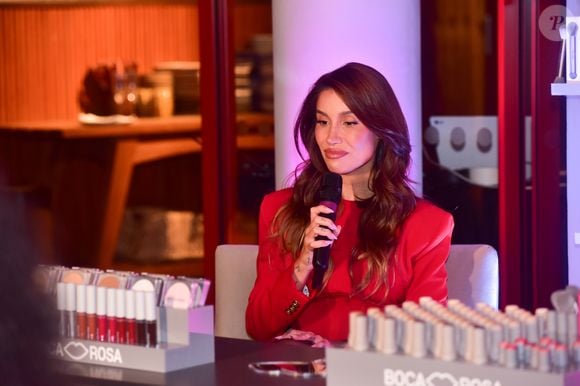 Bianca Andrade surgiu com um vestido vermelho avaliado em cerca de R$ 22 mil, assinado pela grife italiana Versace, o mesmo modelo já exibido por Kylie Jenner e Bella Hadid, em evento