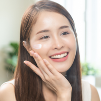 Protetor solar em dias nublados? Dermatologista revela que interromper o hábito no inverno pode sabotar sua pele no frio