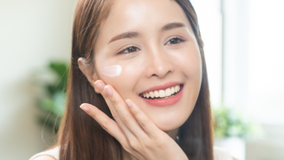 Protetor solar em dias nublados? Dermatologista revela que interromper o hábito no inverno pode sabotar sua pele no frio