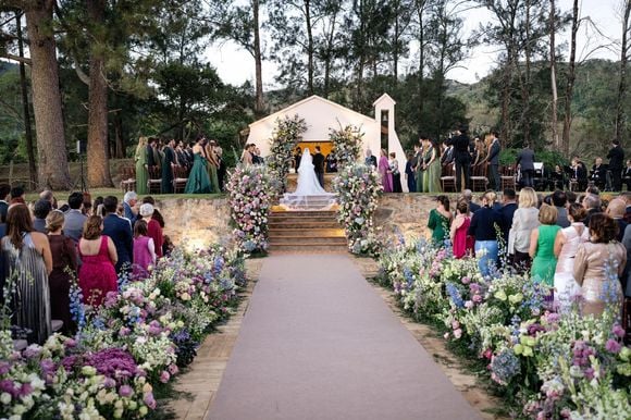 Giovanna Lancellotti e Gabriel David optaram por uma decoração minimalista, mas luxuosa