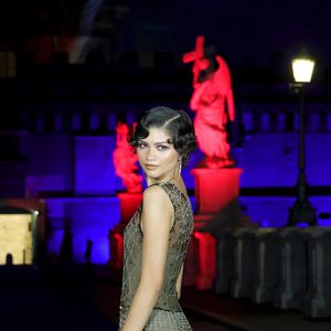 Zendaya roubou os holofotes na première de ‘Homem-Aranha: Um Novo Dia’, em Roma, com um vestido da Giorgio Armani inspirado em uma teia de aranha. A peça transparente ganhou bordados de cristais e detalhes brilhantes