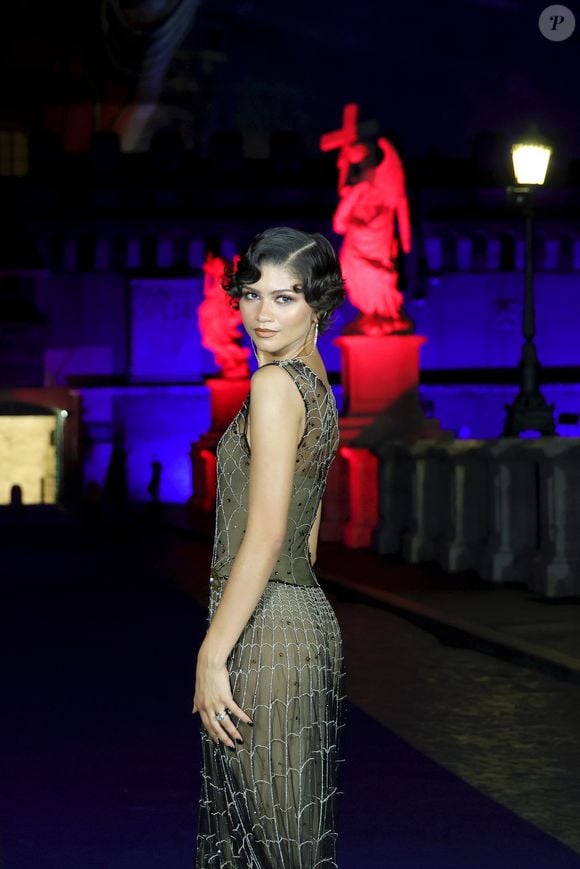 Zendaya roubou os holofotes na première de ‘Homem-Aranha: Um Novo Dia’, em Roma, com um vestido da Giorgio Armani inspirado em uma teia de aranha. A peça transparente ganhou bordados de cristais e detalhes brilhantes