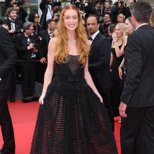 desfilou pelo tapete vermelho com duas produções - no mesmo dia - que levava a transparência no limite.