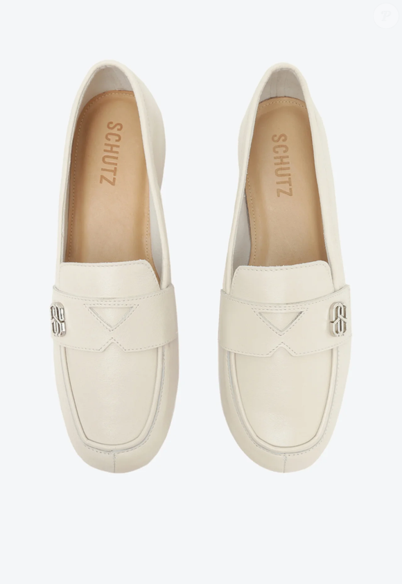 Com visual inspirado no tradicional loafer, o Mocassim Nobuck Bege da Schutz acompanha a tendência de resgatar peças clássicas do guarda-roupa e levá-las para produções femininas mais atuais