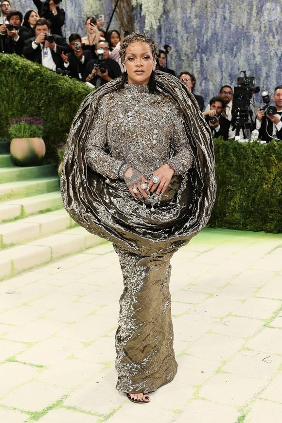 Rihanna no Met Gala 2026 com look dourado de Maison Margiela, com estrutura arquitetônica e moldura oval