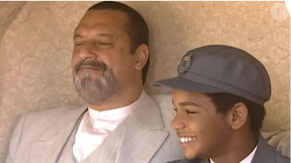 José Alceu (Guilherme Bernard) conta para Gumercindo (Antonio Fagundes) que é seu filho na novela Terra Nostra e fazendeiro se emociona