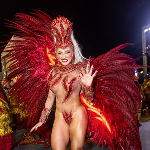 Carnaval 2025 com LED: Juju Salimeni desfilou com fantasia vermelha e com lâmpada na Barroca Zona Sul