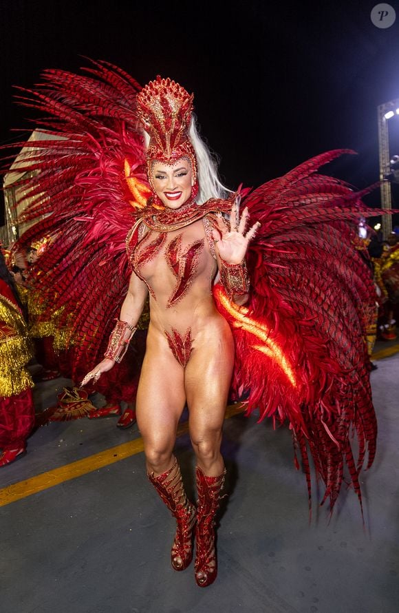 Carnaval 2025 com LED: Juju Salimeni desfilou com fantasia vermelha e com lâmpada na Barroca Zona Sul