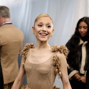 Ariana Grande prova que é um ícone de estilo, deslumbrando no tapete vermelho do Critics' Choice Awards