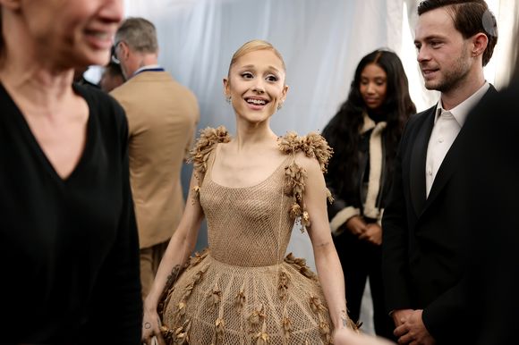 Ariana Grande prova que é um ícone de estilo, deslumbrando no tapete vermelho do Critics' Choice Awards